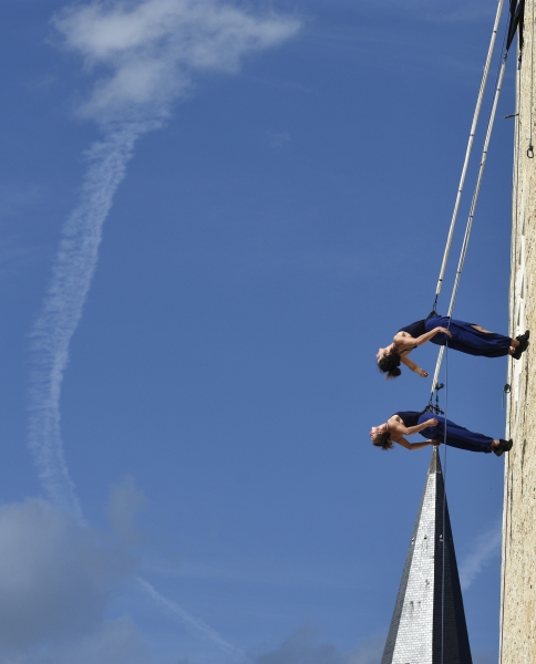 Les danseuses explorent chaque recoin de la façade